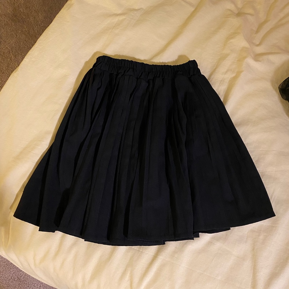 Black pleated skorts